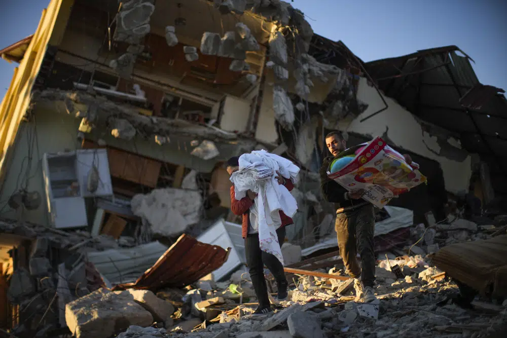 Động đất ở Thổ Nhĩ Kỳ: Số người chết tiếp tục tăng, người sống sót phải vật lộn để duy trì cuộc sống   - Ảnh 2.