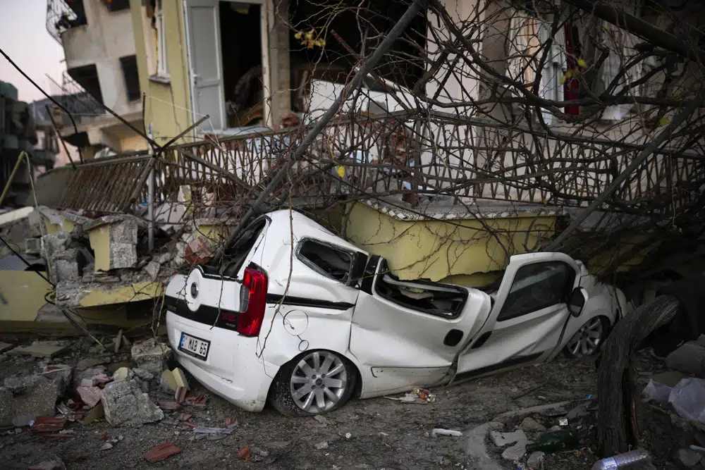 Động đất ở Thổ Nhĩ Kỳ: Số người chết tiếp tục tăng, người sống sót phải vật lộn để duy trì cuộc sống   - Ảnh 3.
