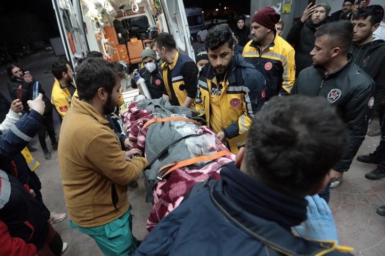 Động đất tại Thổ Nhĩ Kỳ: Giải cứu nạn nhân còn sống sau 296 giờ mắc kẹt - Ảnh 1.