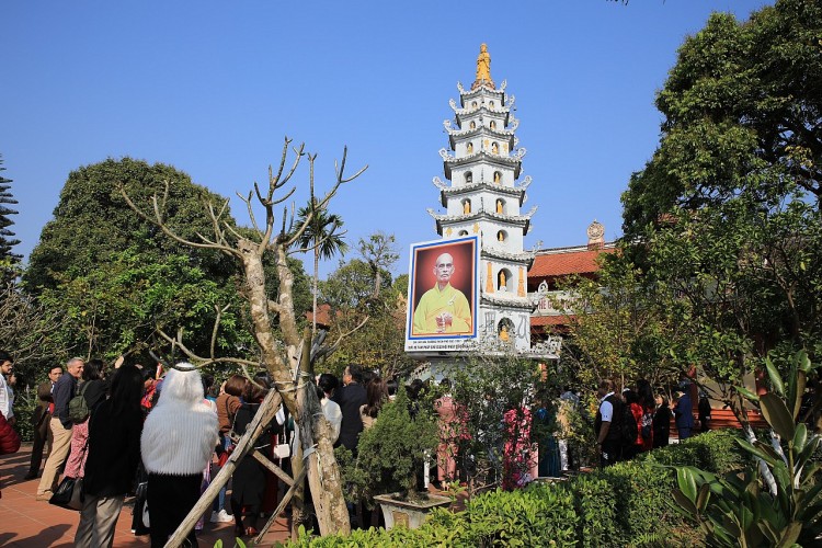 Hà Nội: Bạn bè quốc tế du xuân vãn cảnh chùa, trải nghiệm văn hóa làng nghề - Ảnh 2.