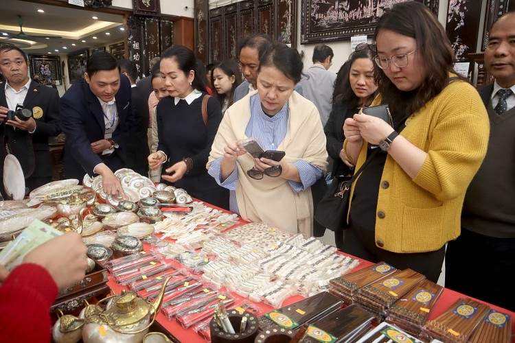 Hà Nội: Bạn bè quốc tế du xuân vãn cảnh chùa, trải nghiệm văn hóa làng nghề - Ảnh 5.