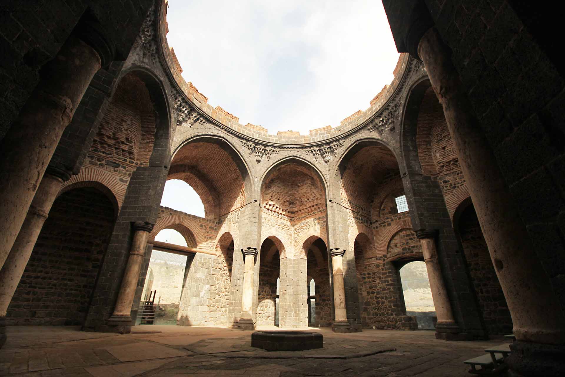 Chiêm ngưỡng vẻ kỳ vĩ của Diyarbakir - Tường thành dài thứ 2 thế giới bị ảnh hưởng bởi động đất tại Thổ Nhĩ Kỳ - Ảnh 16.