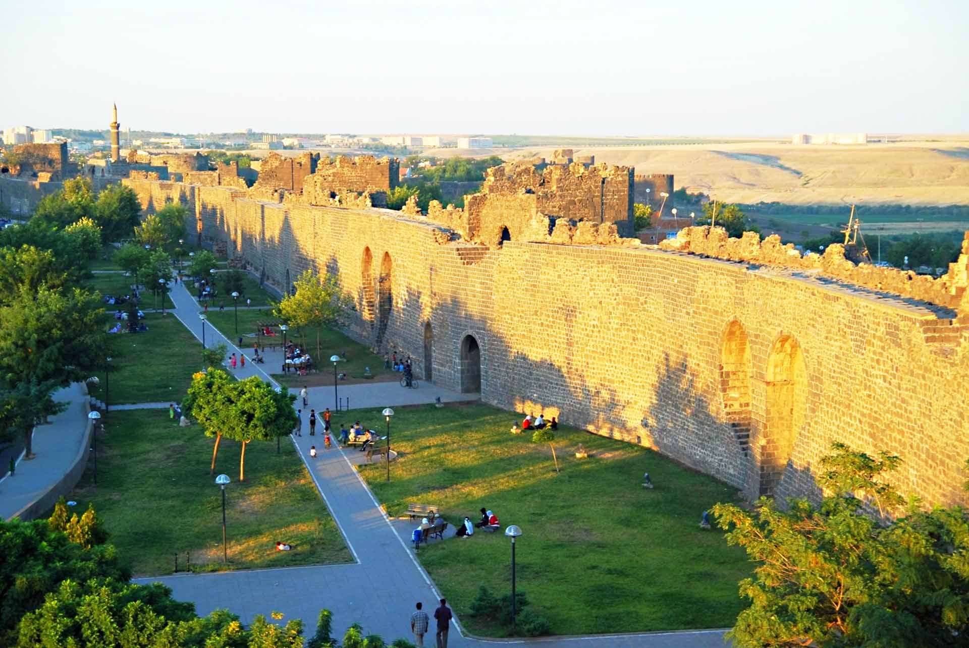 Chiêm ngưỡng vẻ kỳ vĩ của Diyarbakir - Tường thành dài thứ 2 thế giới bị ảnh hưởng bởi động đất tại Thổ Nhĩ Kỳ - Ảnh 1.