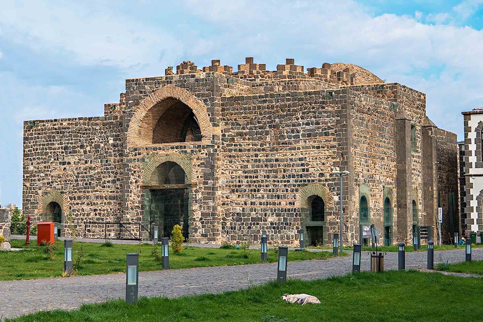 Chiêm ngưỡng vẻ kỳ vĩ của Diyarbakir - Tường thành dài thứ 2 thế giới bị ảnh hưởng bởi động đất tại Thổ Nhĩ Kỳ - Ảnh 8.