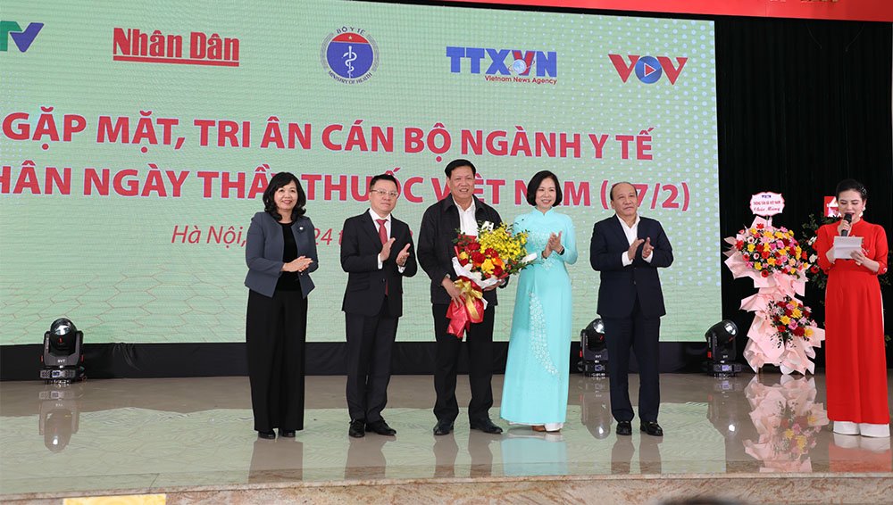 Nhiều hoạt động tri ân cán bộ ngành Y tế nhân 68 năm Ngày Thầy thuốc Việt Nam  - Ảnh 2.