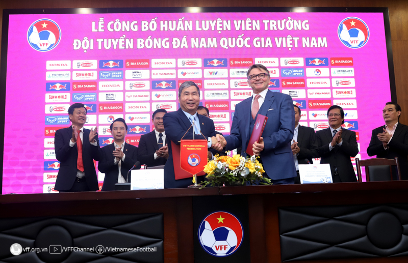 Tân huấn luyện viên Philippe Troussier sẽ dẫn dắt Đội tuyển bóng đá Việt Nam trong 3 năm - Ảnh 1.