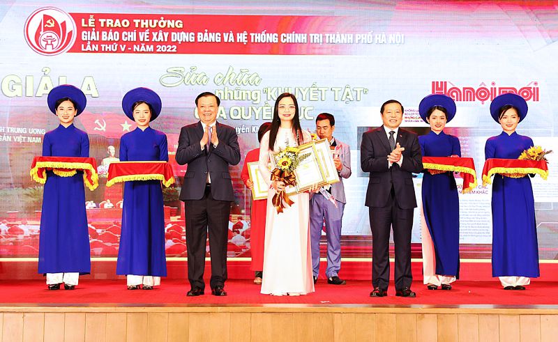 Hà Nội trao giải báo chí về xây dựng Đảng và hệ thống chính trị - Ảnh 1.