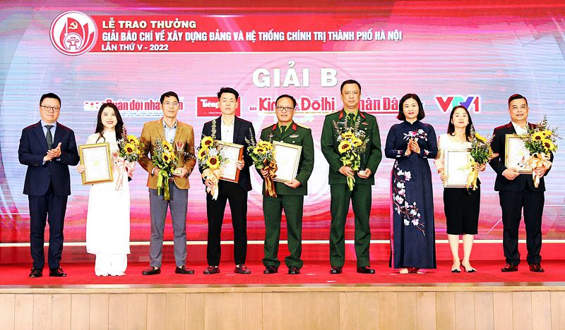 Hà Nội trao giải báo chí về xây dựng Đảng và hệ thống chính trị - Ảnh 7.