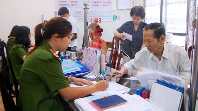 Phó Thủ tướng Trần Hồng Hà: Khẩn trương hoàn thiện quy trình bỏ xuất trình Sổ hộ khẩu giấy - Ảnh 1.