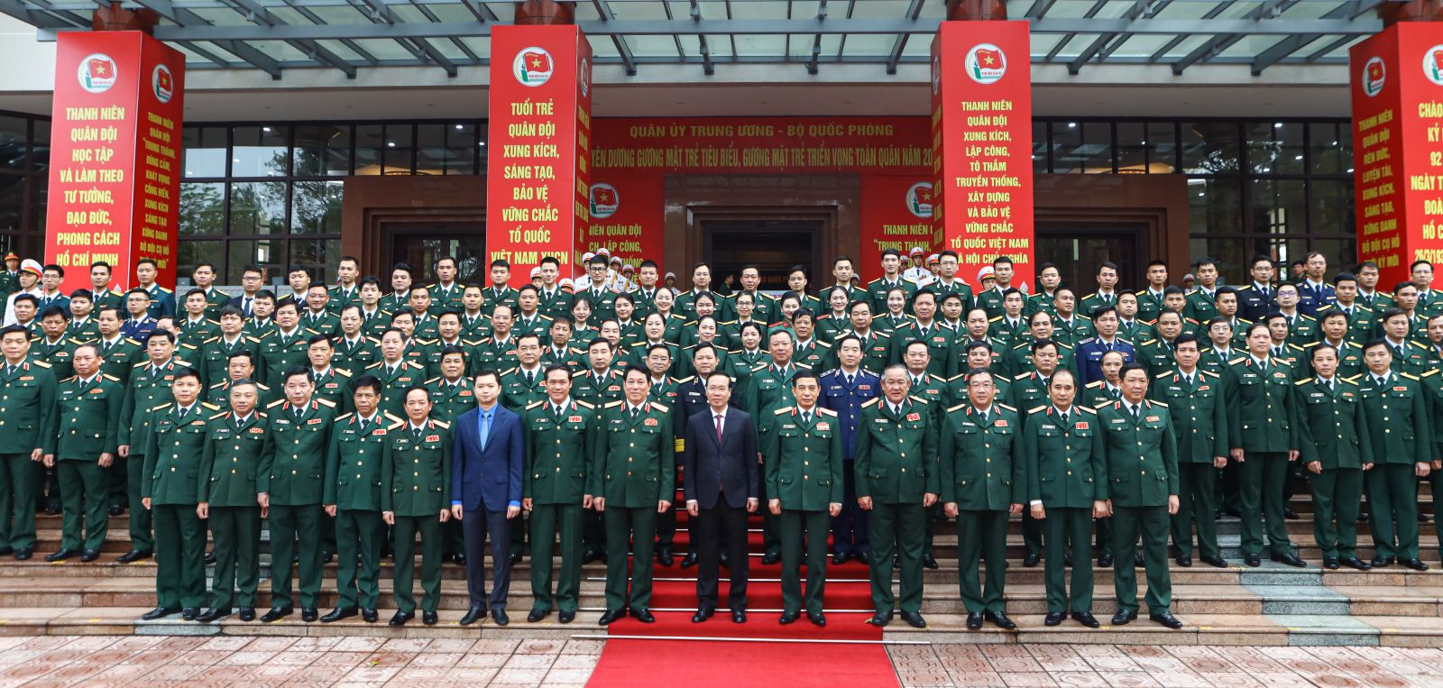 Chủ tịch nước Võ Văn Thưởng dự Tuyên dương gương mặt trẻ tiêu biểu, gương mặt trẻ triển vọng toàn quân năm 2022 - Ảnh 11.