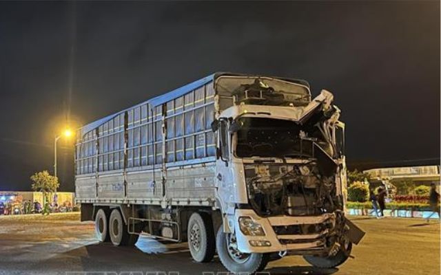 Bình Định: Xe tải va chạm xe khách - 13 người bị thương  - Ảnh 3.