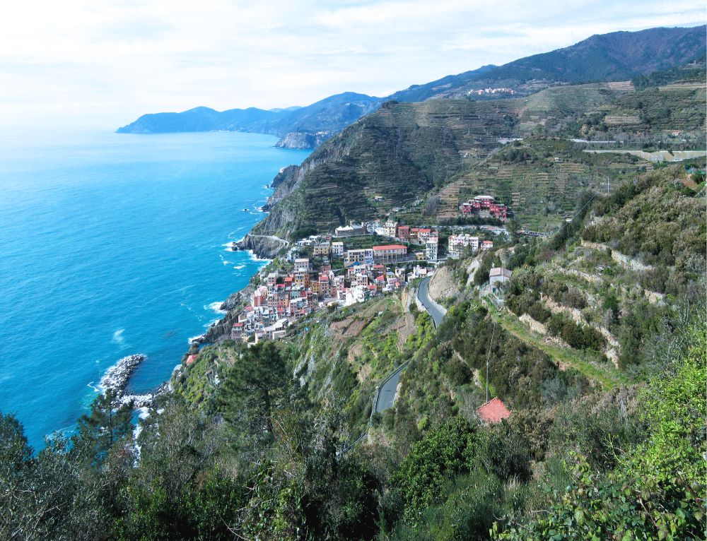 Năm ngôi làng đầy màu sắc của Cinque Terre: Vẻ đẹp ngoạn mục trên bờ biển nước Ý  - Ảnh 1.