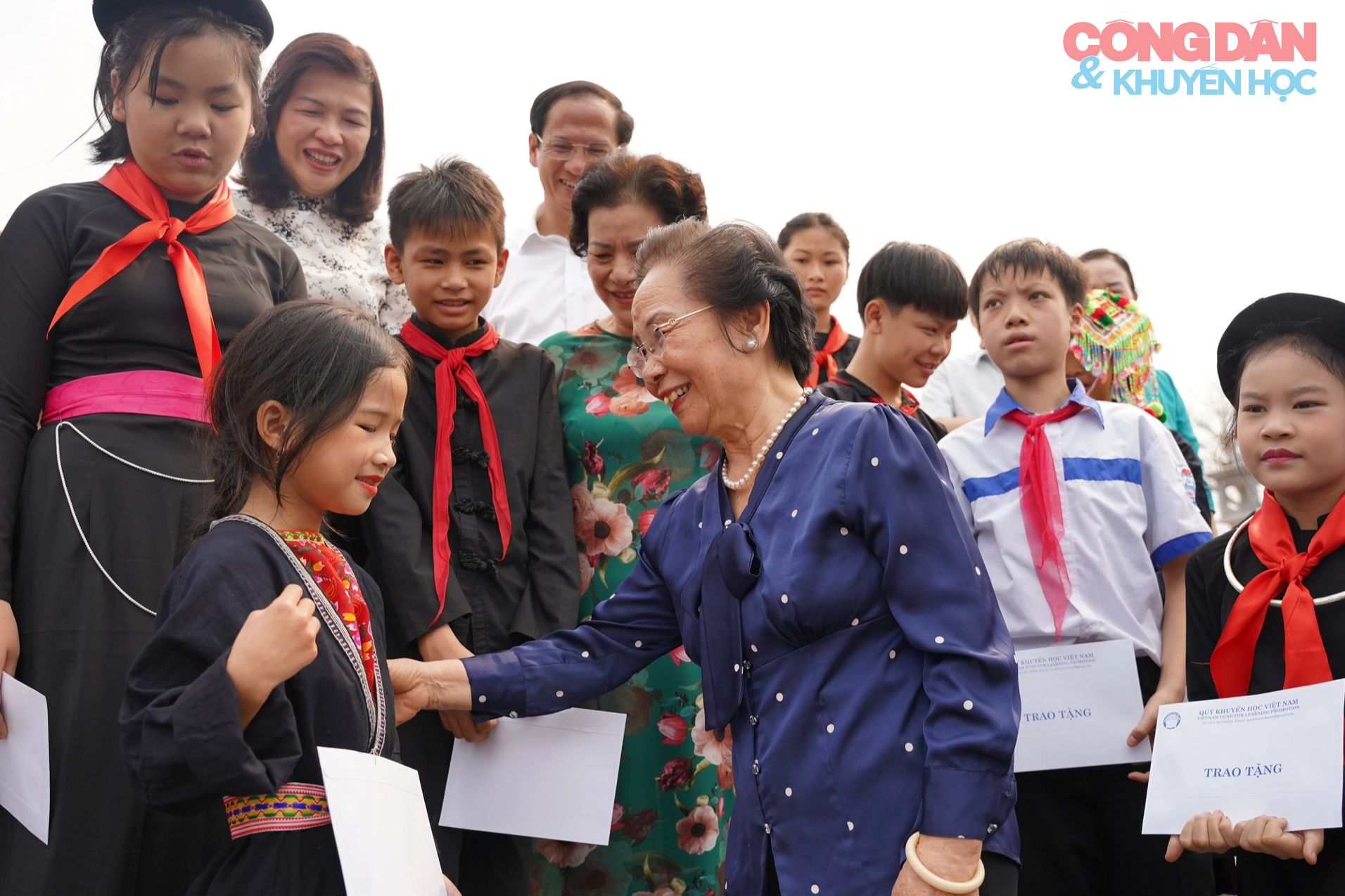 Tại Khu DTLS quốc gia đặc biệt Tân Trào, Trung ương Hội Khuyến học Việt Nam trao học bổng cho học sinh huyện Sơn Dương - Ảnh 1.
