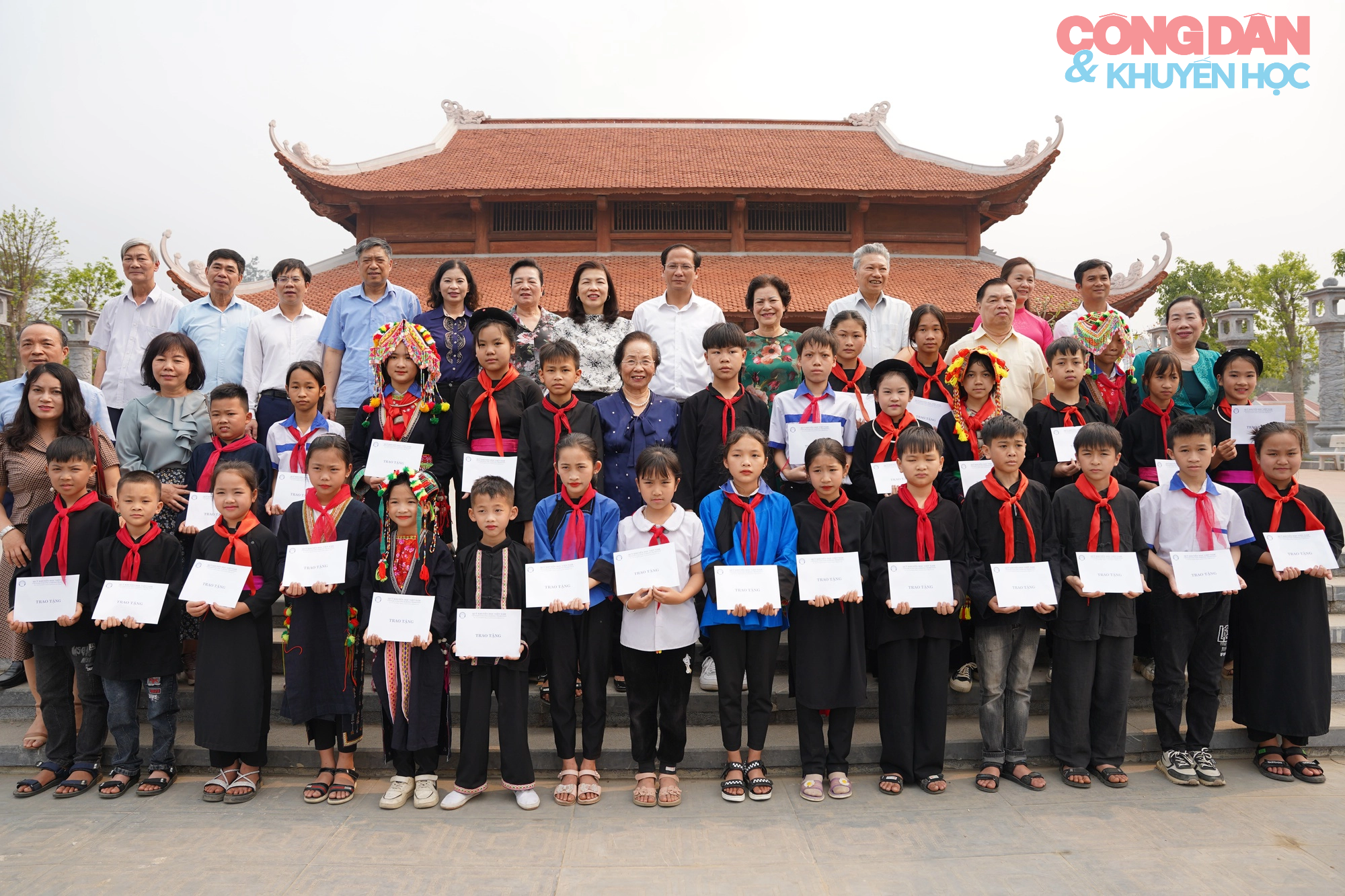 Tại Khu DTLS quốc gia đặc biệt Tân Trào, Trung ương Hội Khuyến học Việt Nam trao học bổng cho học sinh huyện Sơn Dương - Ảnh 3.