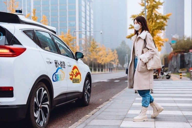 Trung Quốc cho phép vận hành dịch vụ taxi tự lái  - Ảnh 1.