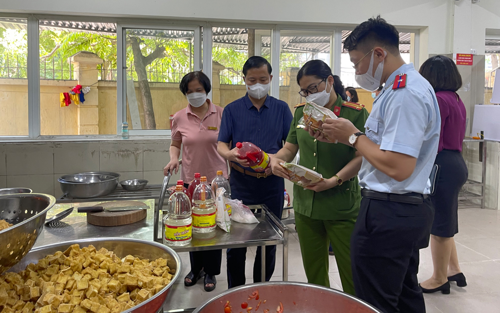 Vụ học sinh ngộ độc ở Hà Nội: Do món gà nhiễm vi khuẩn tụ cầu vàng  - Ảnh 4.