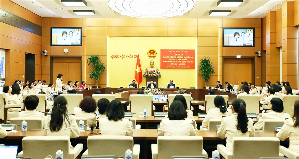 Chủ tịch Quốc hội gặp mặt nữ đại biểu, nhân Kỷ niệm 40 năm Ngày thành lập Hội Phụ nữ Bộ Công an  - Ảnh 2.