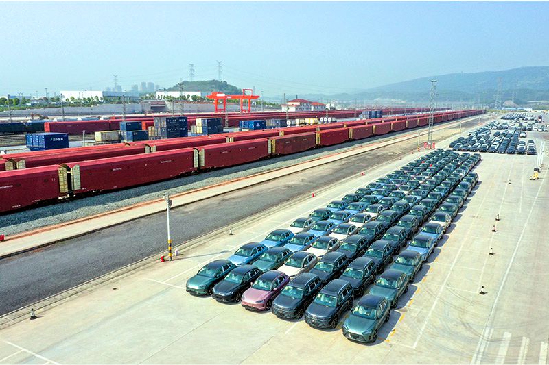 Những đoàn tàu khổng lồ chở hàng ngàn chiếc ô tô từ Trung Quốc đến Châu Âu - Ảnh 6.