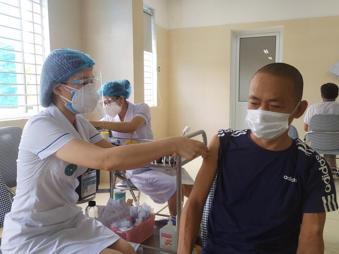 Hotline 10 điểm tiêm vaccine phòng COVID-19 tại Hà Nội - Ảnh 1.