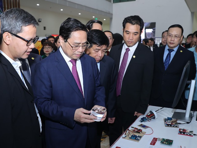 Thủ tướng gửi thông điệp quan trọng về đào tạo nhân lực khi tới thăm trụ sở mới của ĐHQG Hà Nội - Ảnh 6.
