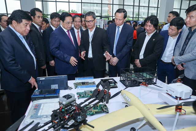 Thủ tướng gửi thông điệp quan trọng về đào tạo nhân lực khi tới thăm trụ sở mới của ĐHQG Hà Nội - Ảnh 7.