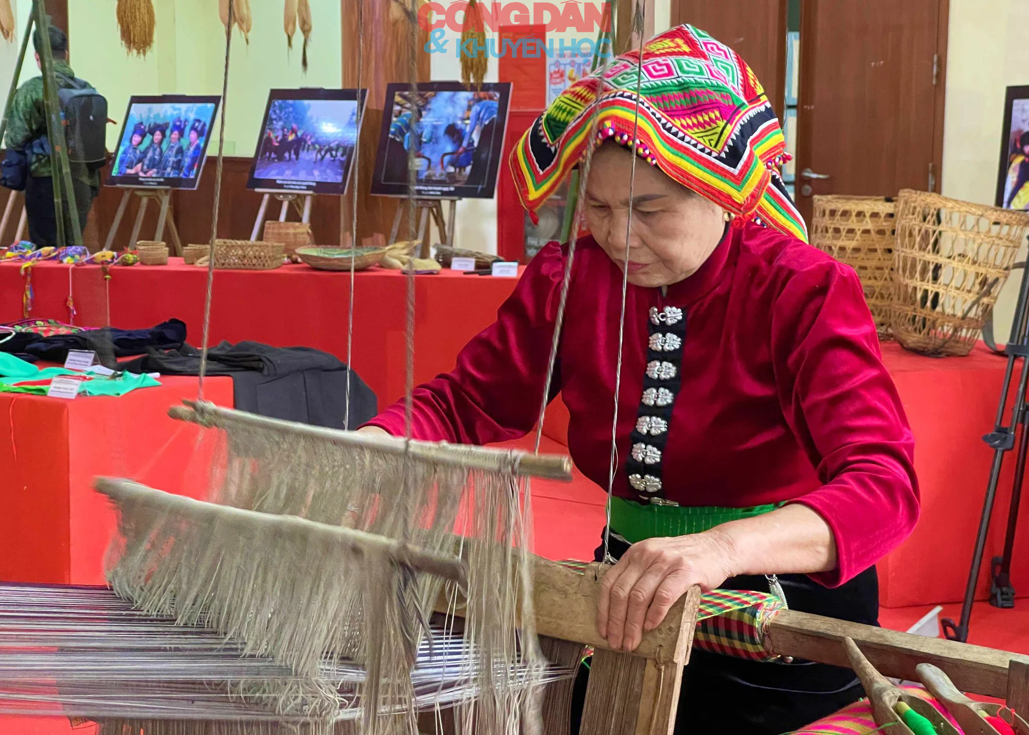 Triển lãm hình ảnh, tư liệu hiện vật gắn với tộc người tại Làng Văn hoá - du lịch các dân tộc Việt Nam - Ảnh 3.