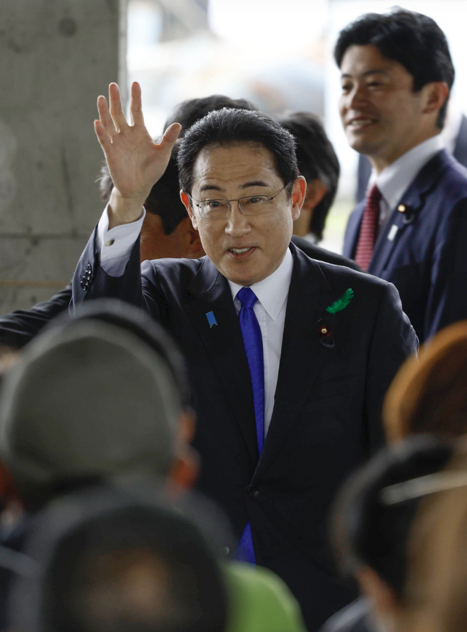 Bắt kẻ ném bom khói vào Thủ tướng Nhật Bản Kishida Fumio - Ảnh 1.