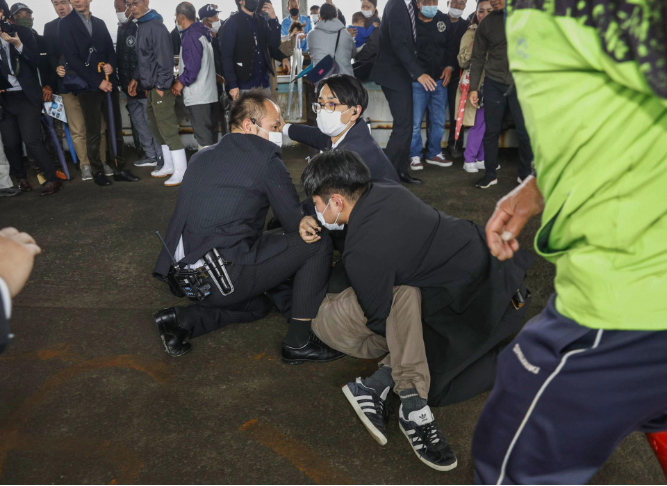 Bắt kẻ ném bom khói vào Thủ tướng Nhật Bản Kishida Fumio - Ảnh 2.