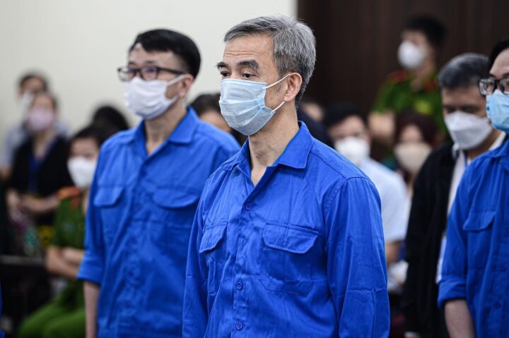 Xét xử sơ thẩm cựu Giám đốc Bệnh viện Tim Hà Nội và đồng phạm trong vụ án thông thầu vật tư y tế - Ảnh 3.