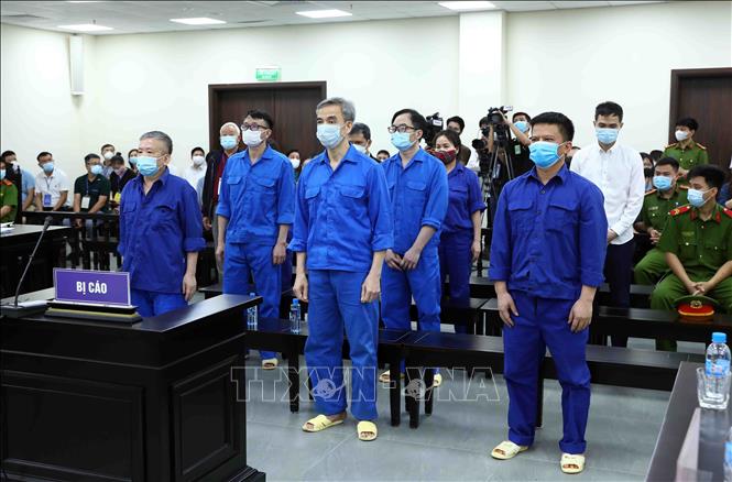 Xét xử sơ thẩm cựu Giám đốc Bệnh viện Tim Hà Nội và đồng phạm trong vụ án thông thầu vật tư y tế - Ảnh 1.