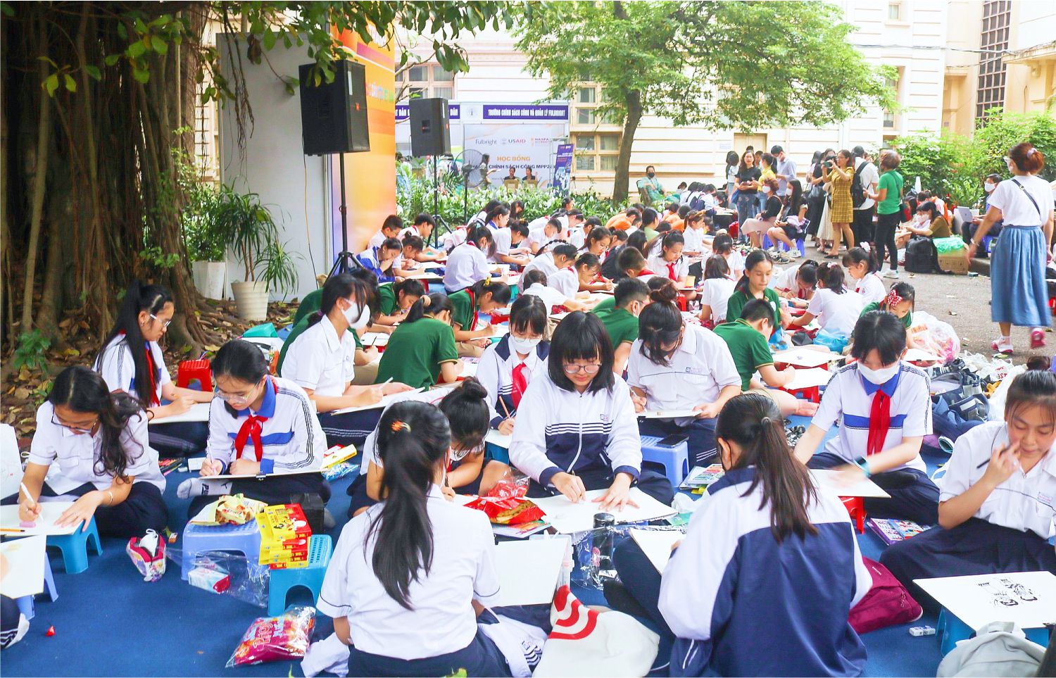 Tưng bừng nhiều hoạt động thu hút đông đảo các bạn trẻ trong ngày Sách và Văn hoá đọc Việt Nam - Ảnh 4.