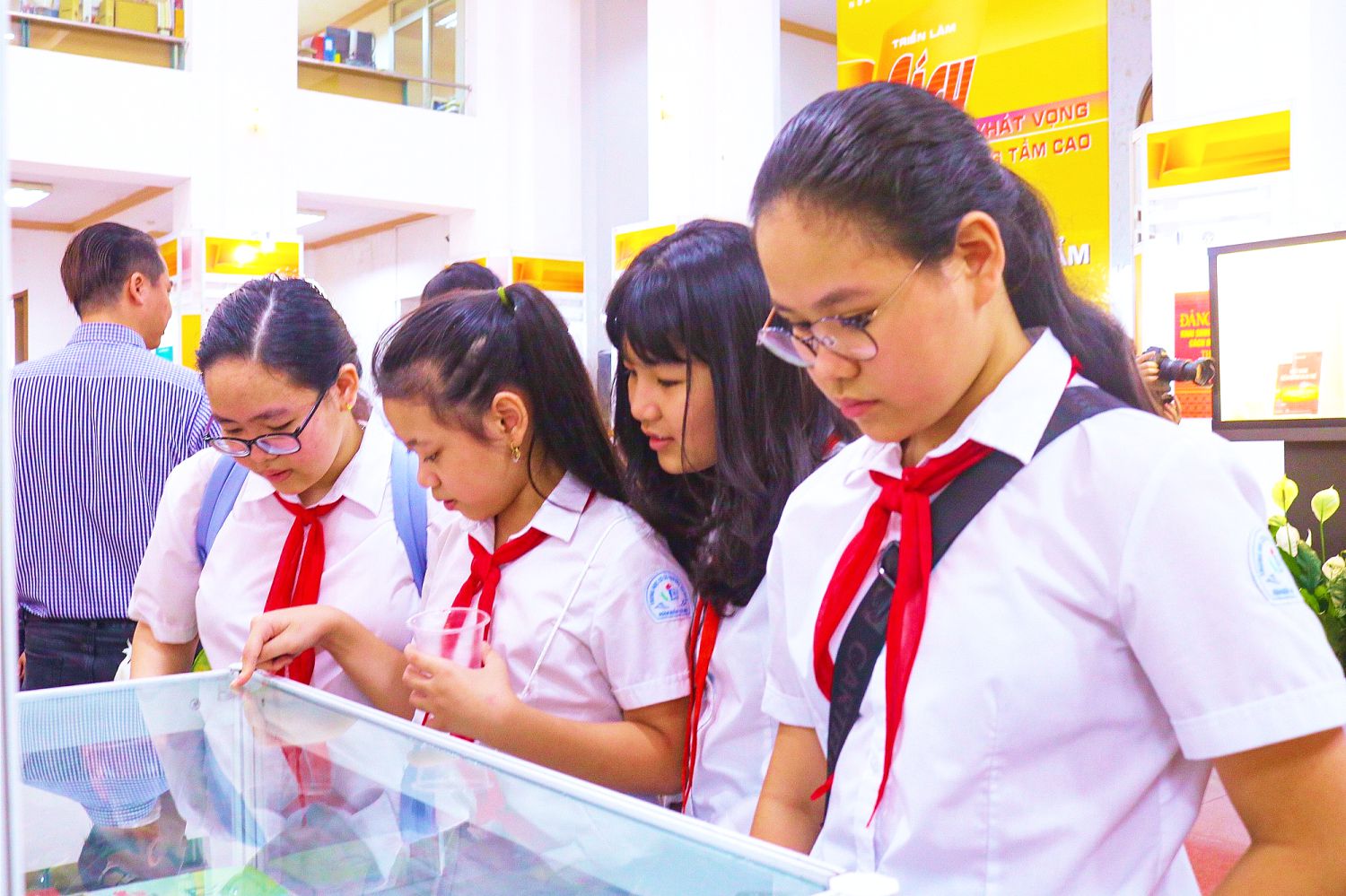 Tưng bừng nhiều hoạt động thu hút đông đảo các bạn trẻ trong ngày Sách và Văn hoá đọc Việt Nam - Ảnh 8.