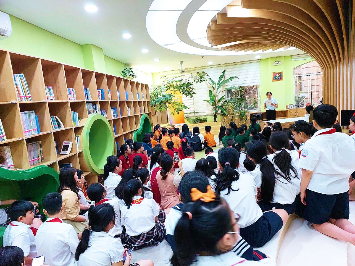 Tưng bừng nhiều hoạt động thu hút đông đảo các bạn trẻ trong ngày Sách và Văn hoá đọc Việt Nam - Ảnh 12.