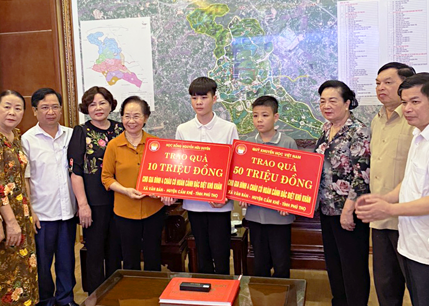 Trung ương Hội Khuyến học Việt Nam dâng hương tưởng nhớ các vua Hùng và trao học bổng tại Phú Thọ - Ảnh 6.