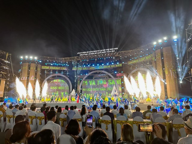 Hàng nghìn người dự khai mạc Lễ hội du lịch biển Sầm Sơn 2023 - Ảnh 2.