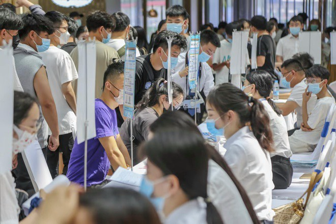 Hơn 11,5 triệu sinh viên chuẩn bị tốt nghiệp đại học ở Trung Quốc đối mặt nguy cơ thất nghiệp - Ảnh 2.