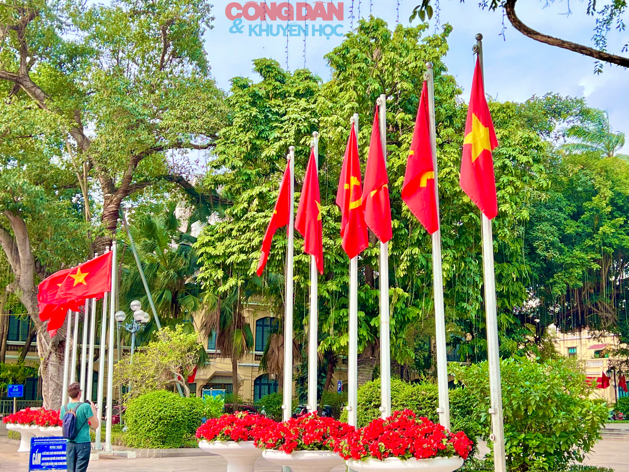 Thủ đô Hà Nội trang hoàng rực sắc đỏ chào mừng lễ 30/4 và 1/5 - Ảnh 1.