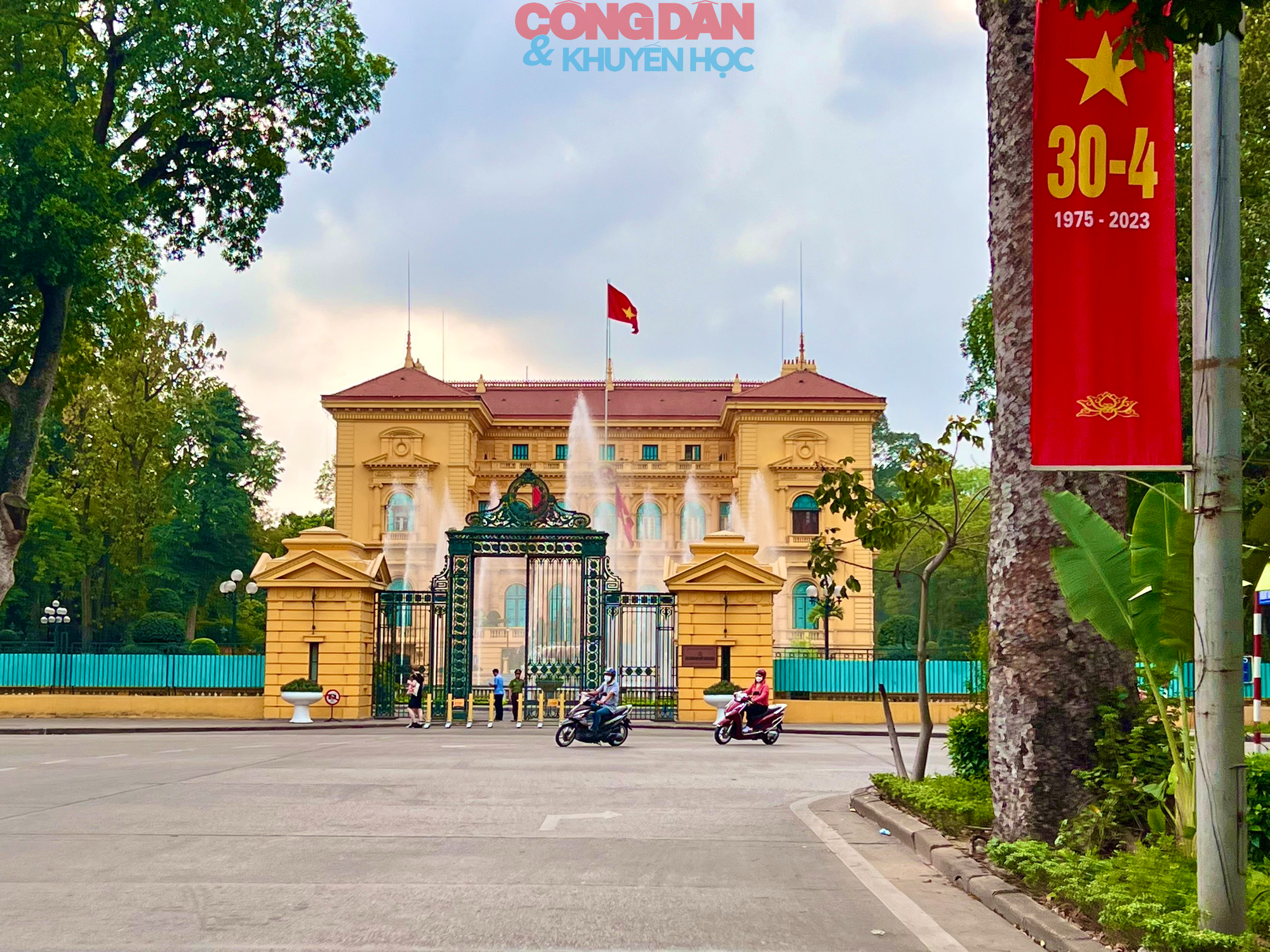 Thủ đô Hà Nội trang hoàng rực sắc đỏ chào mừng lễ 30/4 và 1/5 - Ảnh 2.