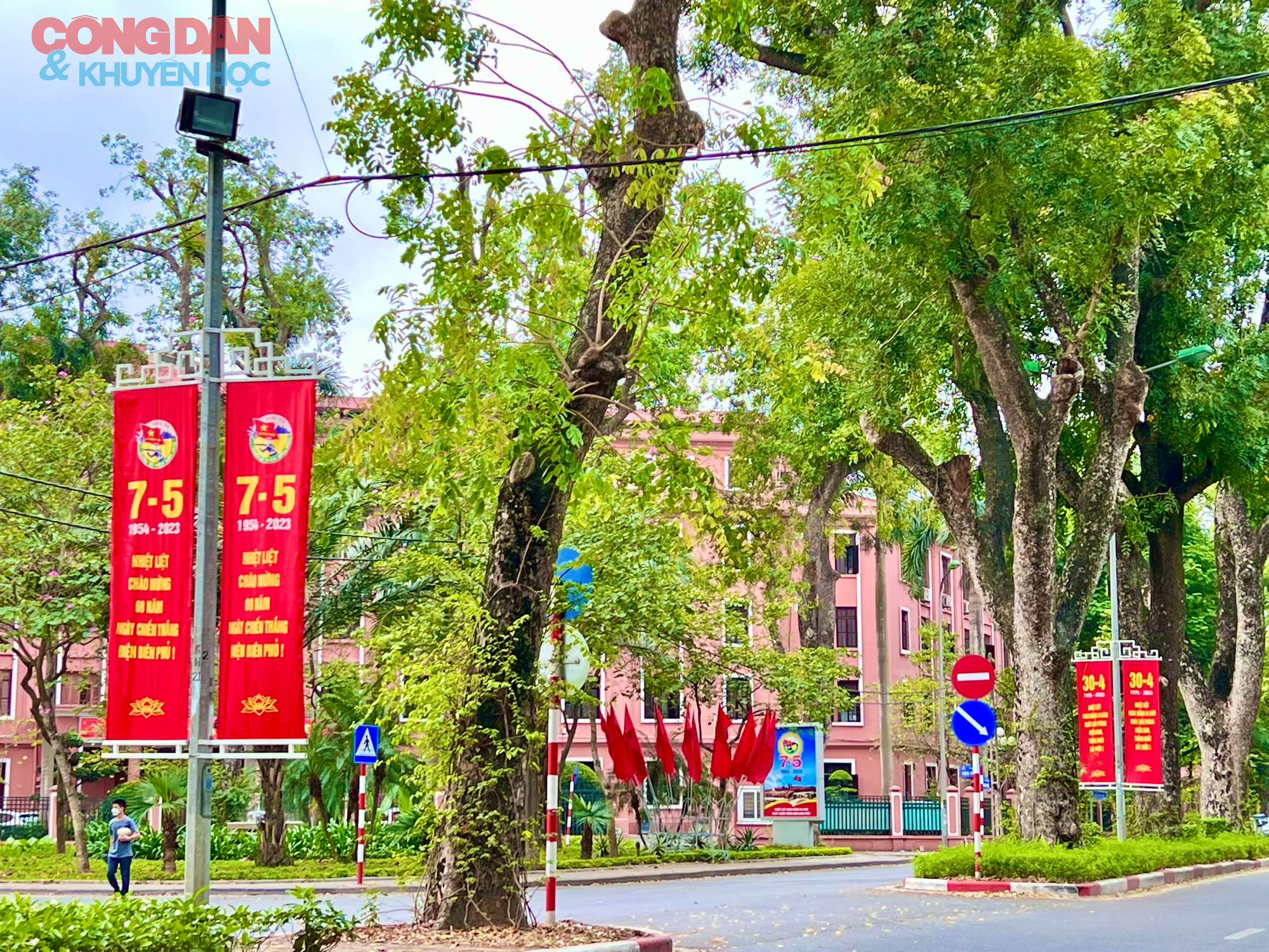 Thủ đô Hà Nội trang hoàng rực sắc đỏ chào mừng lễ 30/4 và 1/5 - Ảnh 4.