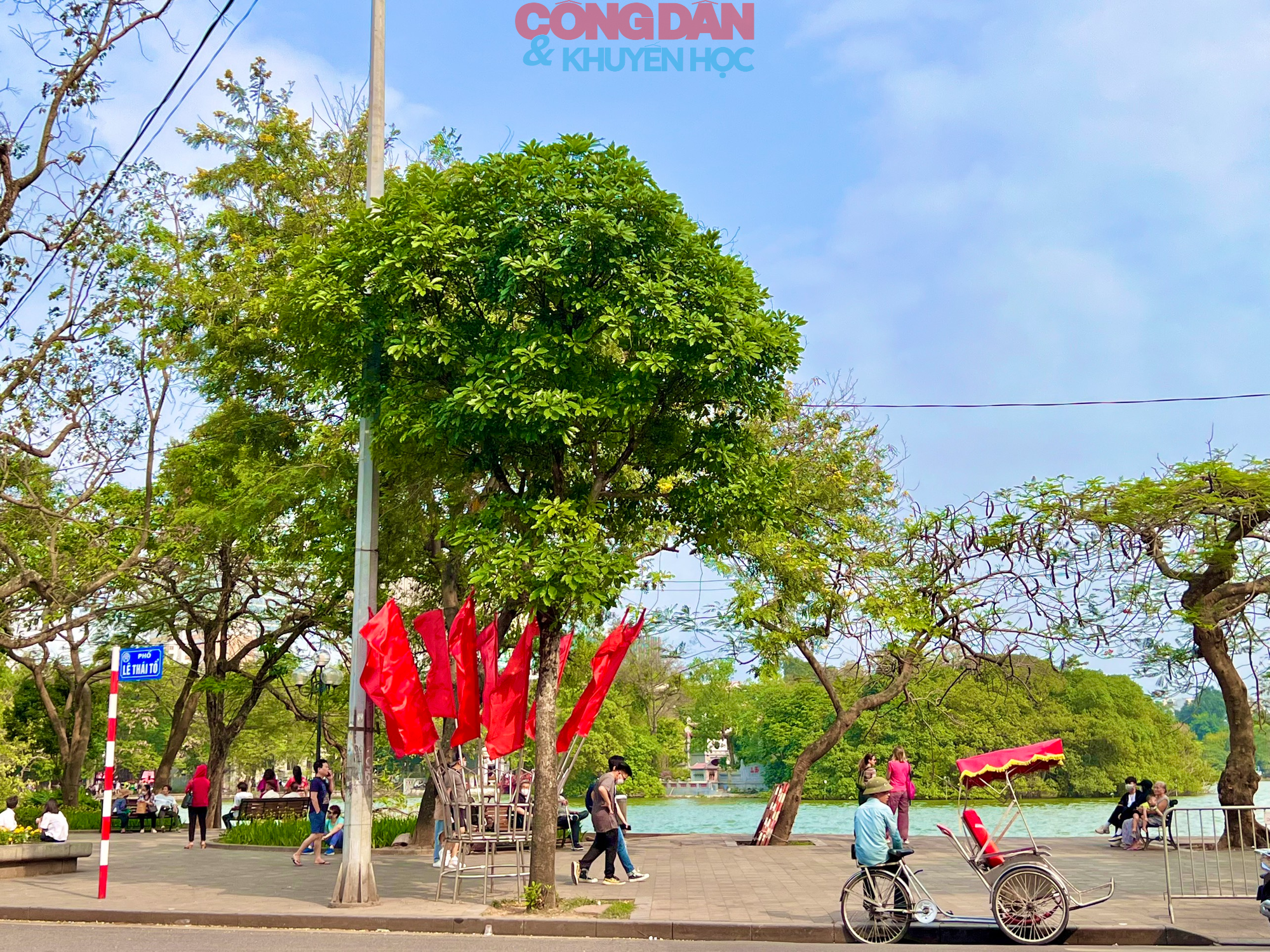 Thủ đô Hà Nội trang hoàng rực sắc đỏ chào mừng lễ 30/4 và 1/5 - Ảnh 6.