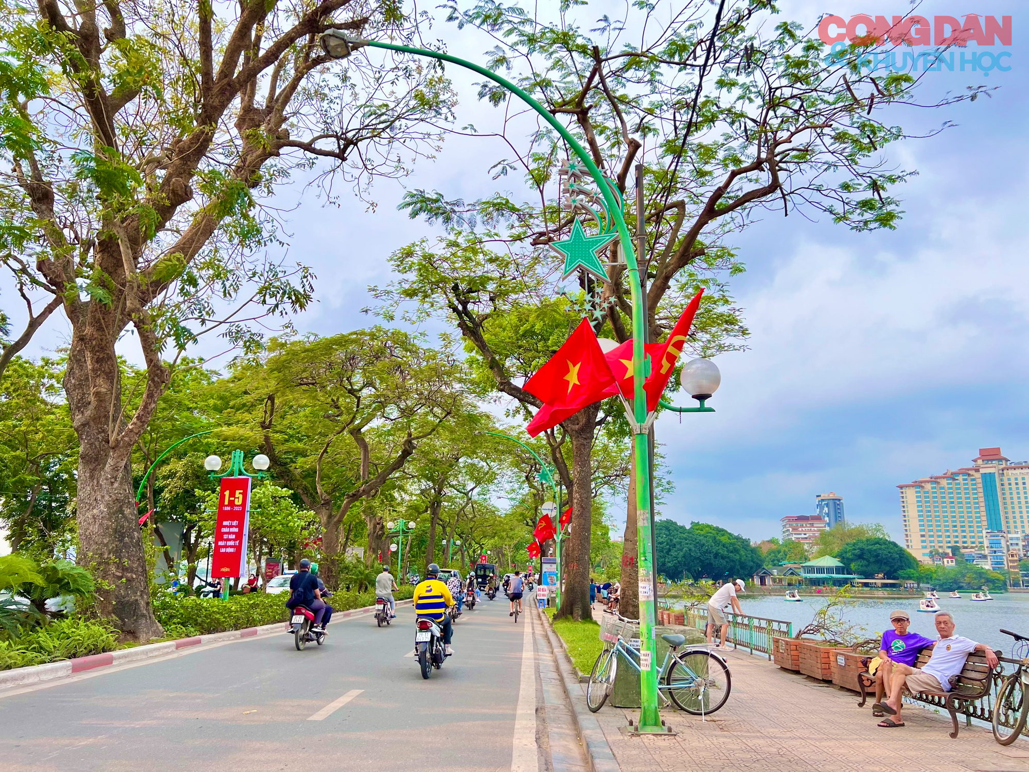 Thủ đô Hà Nội trang hoàng rực sắc đỏ chào mừng lễ 30/4 và 1/5 - Ảnh 7.