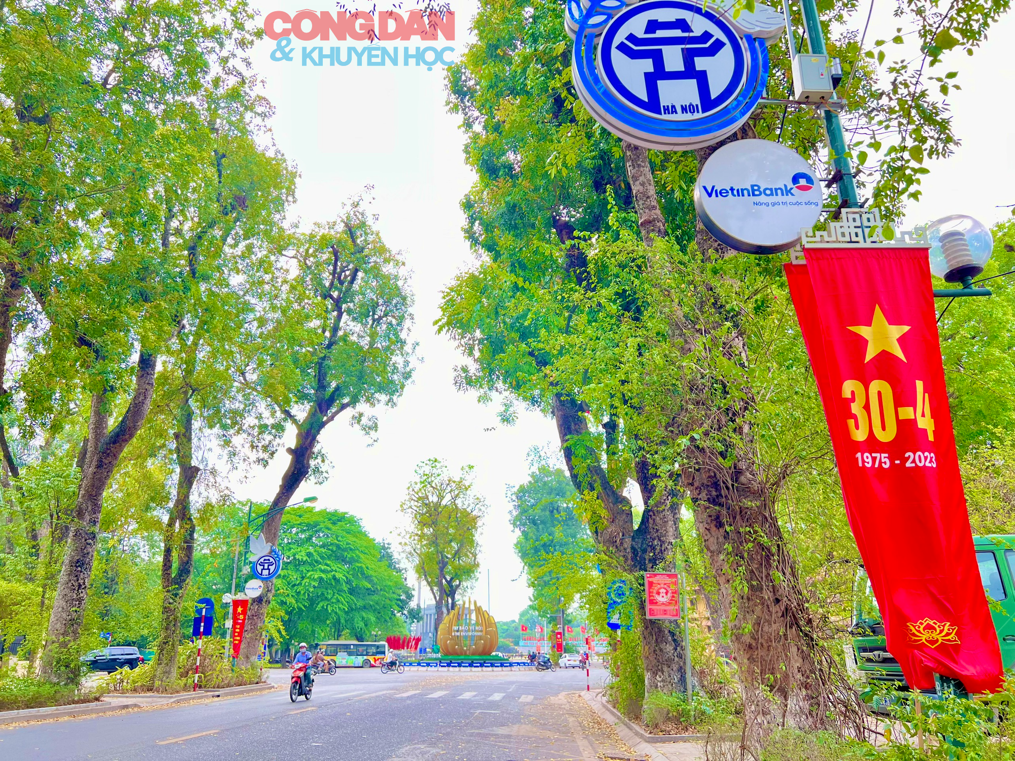 Thủ đô Hà Nội trang hoàng rực sắc đỏ chào mừng lễ 30/4 và 1/5 - Ảnh 9.