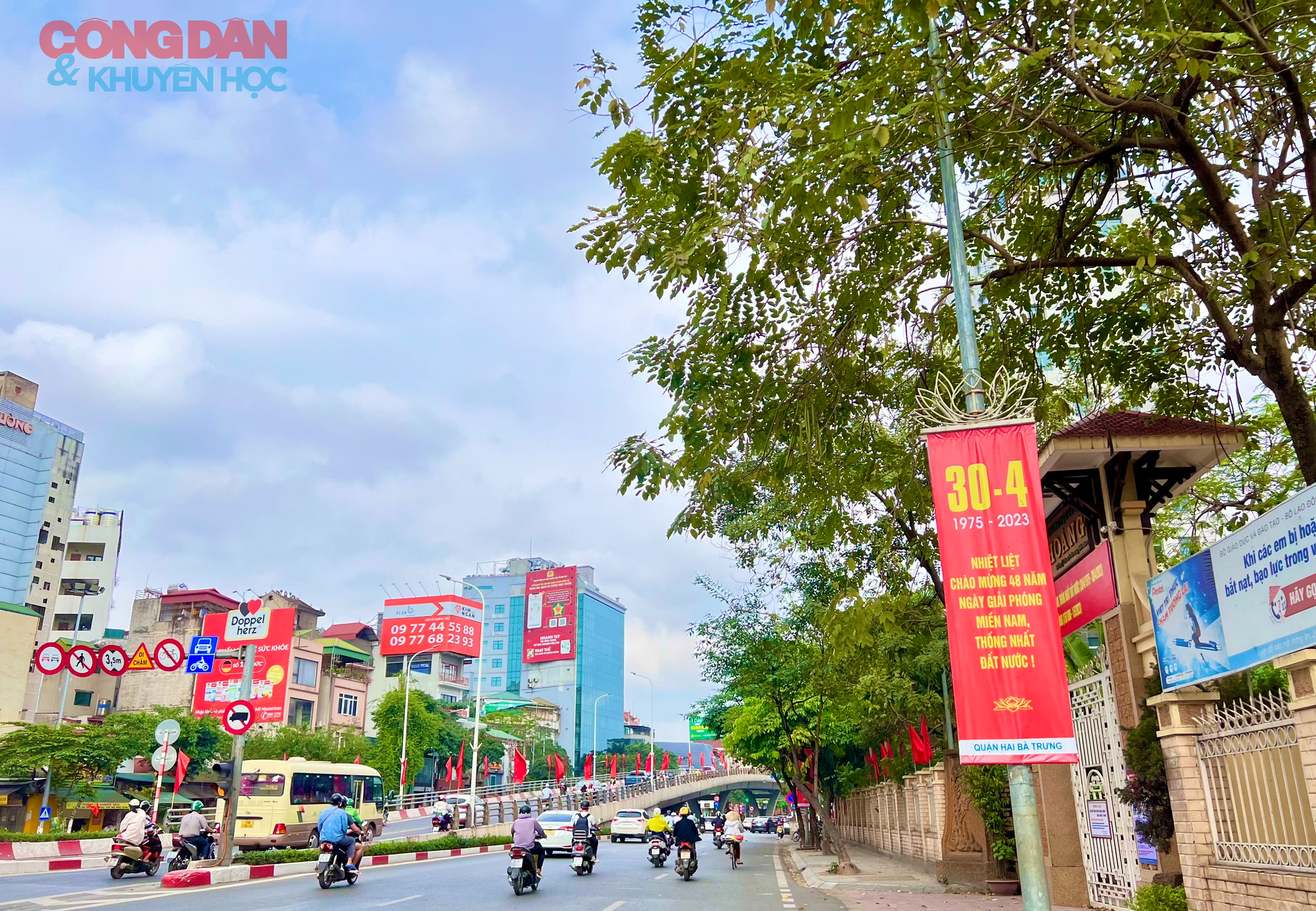 Thủ đô Hà Nội trang hoàng rực sắc đỏ chào mừng lễ 30/4 và 1/5 - Ảnh 10.