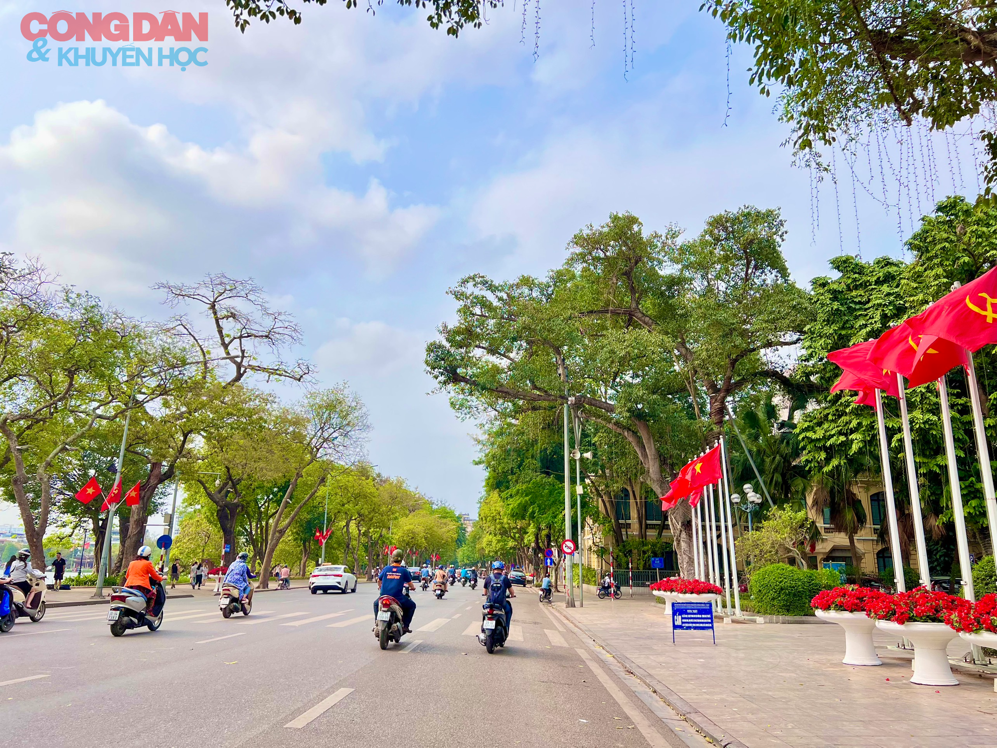 Thủ đô Hà Nội trang hoàng rực sắc đỏ chào mừng lễ 30/4 và 1/5 - Ảnh 11.