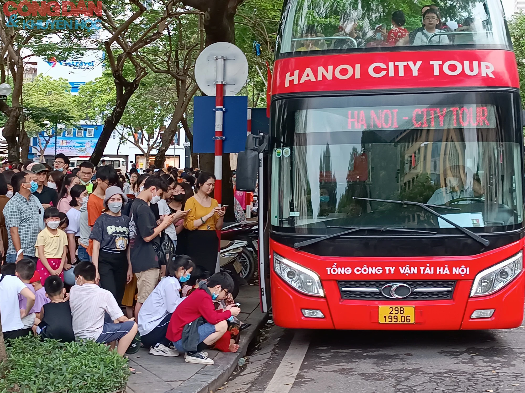 Hà Nội đông nghẹt người xếp hàng trải nghiệm city tour miễn phí  - Ảnh 5.