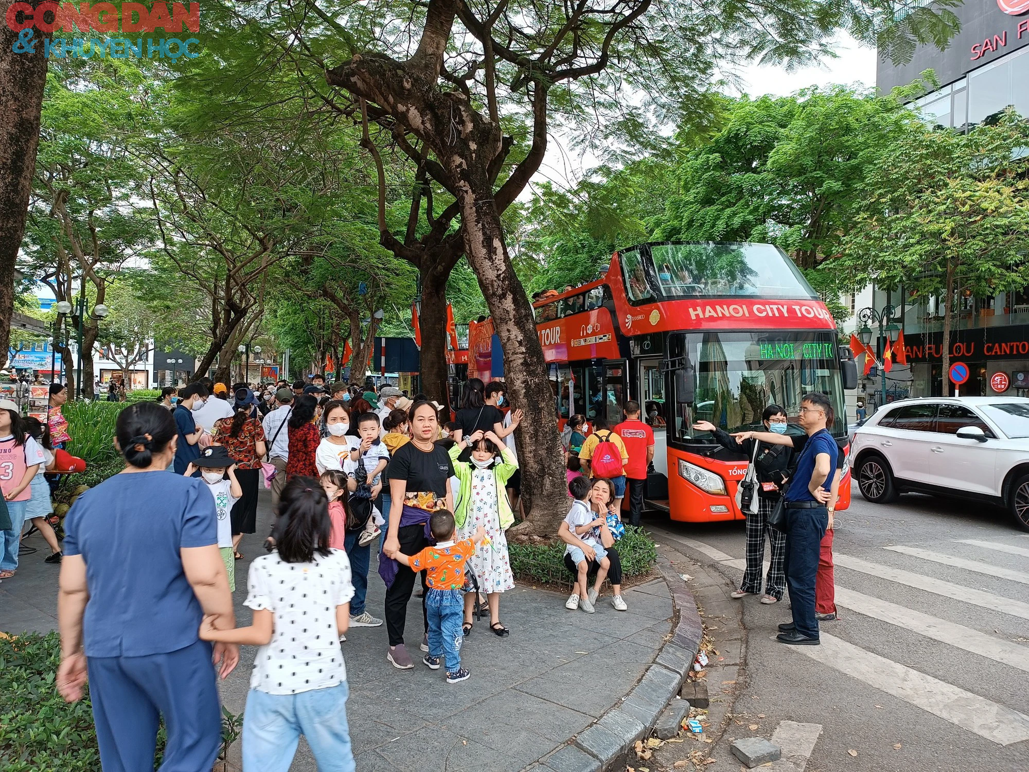 Hà Nội đông nghẹt người xếp hàng trải nghiệm city tour miễn phí  - Ảnh 6.