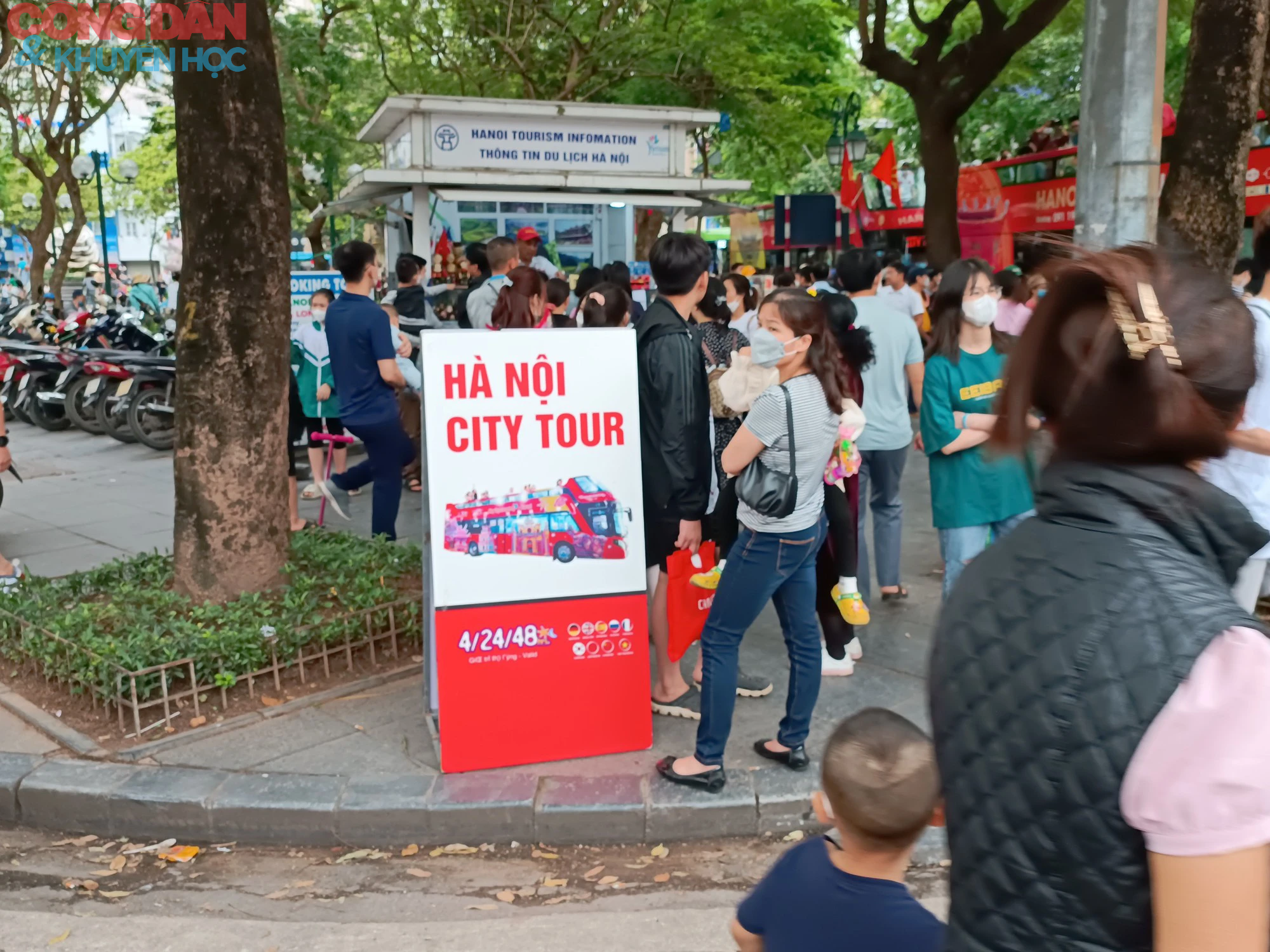 Hà Nội đông nghẹt người xếp hàng trải nghiệm city tour miễn phí  - Ảnh 8.