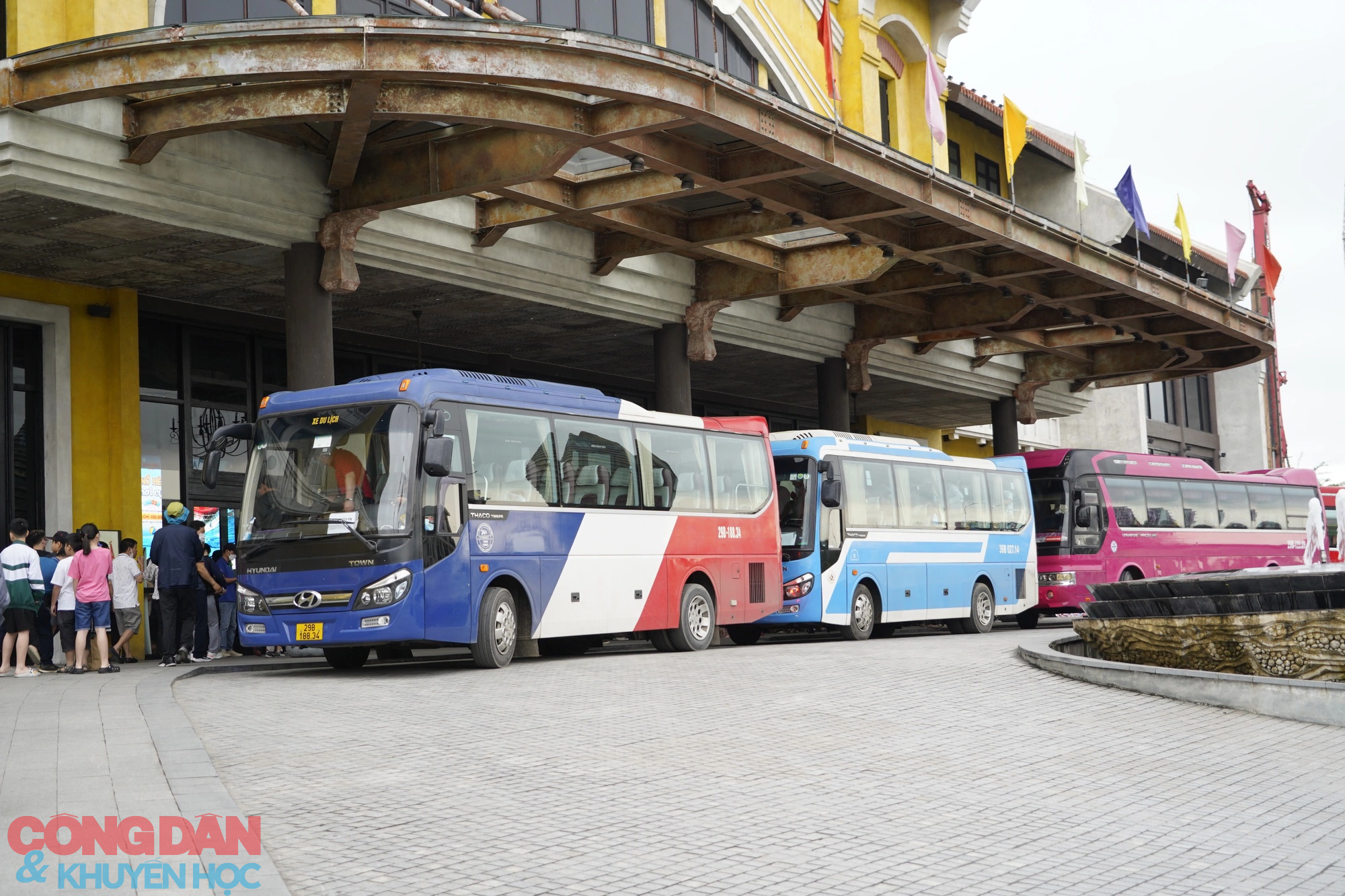 Quảng Ninh: Cảng tàu đông khách, bãi tắm kín người - Ảnh 5.