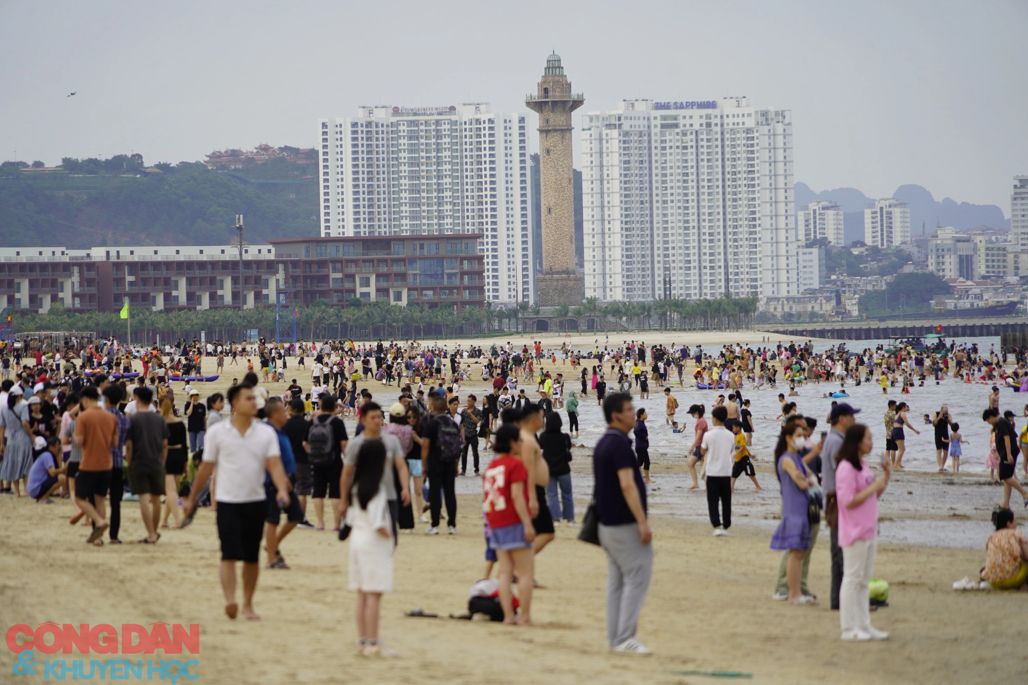 Quảng Ninh: Cảng tàu đông khách, bãi tắm kín người - Ảnh 7.