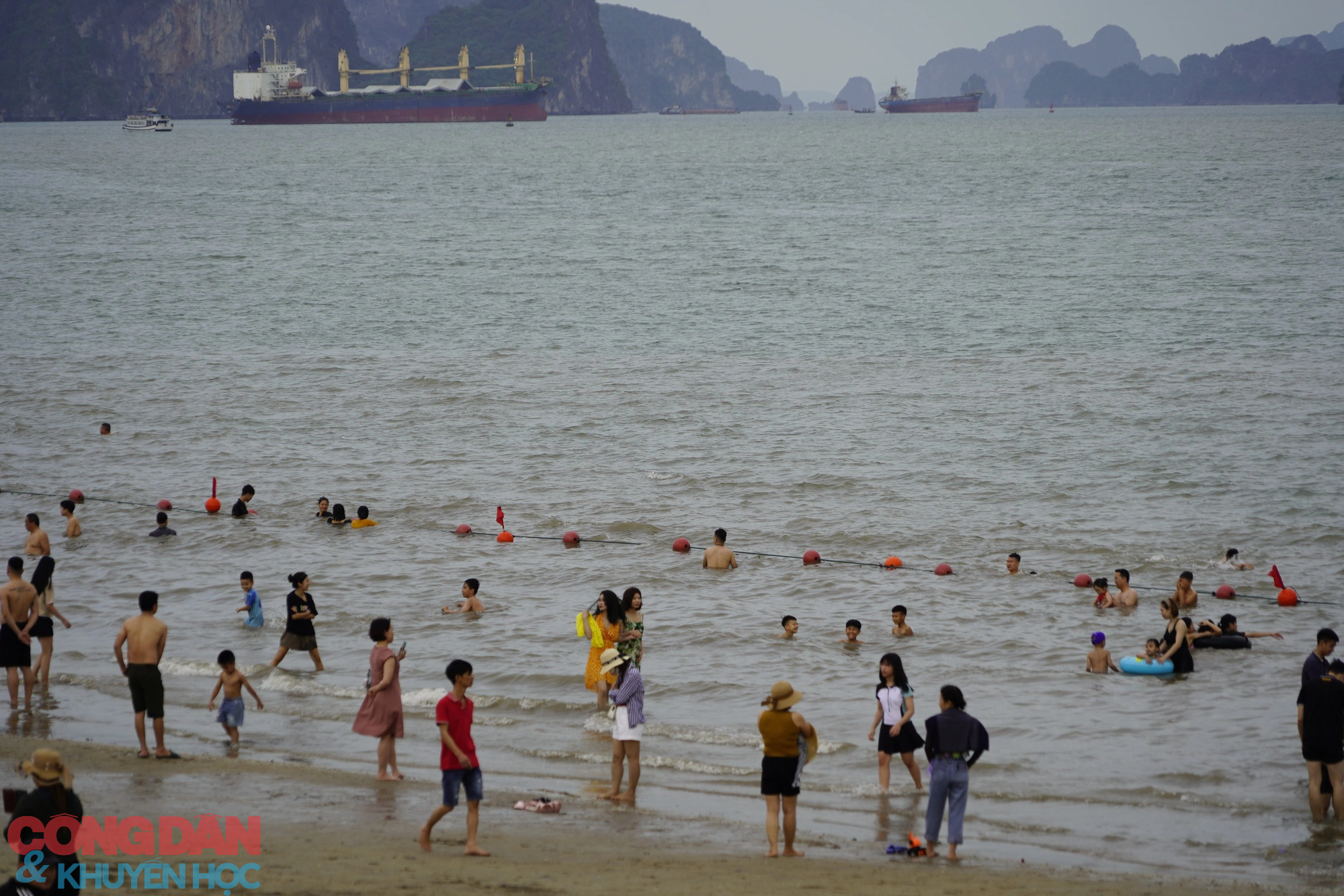 Quảng Ninh: Cảng tàu đông khách, bãi tắm kín người - Ảnh 9.